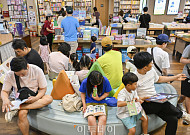 폭염 피하는 '북캉스'부터 방수책·책맥까지…여름 독서, 공간을 입다