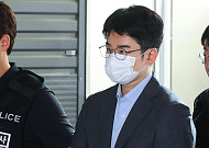 음료 피습 자작극 정이한 전 부산시장 후보, 공범과 검찰 송치