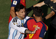 FIFA, 결승 난투극 공식 조사…아르헨 선수 무더기 징계 가능성 [북중미 월드컵]
