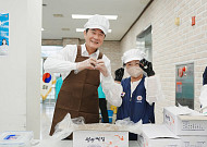 조용호 오산시장, 앞치마 두르고 삼계탕 나눔…어르신들과 복달임 정 나눴다