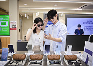 SKT, AI 글래스 ‘레이밴 메타’ 출시…“헤이 메타” 한 마디로 AI 비서 장착