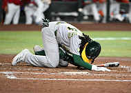급소 맞고도 안타 친 MLB 신인⋯고환 파열로 응급 수술