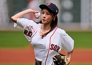 하지원, 우천 연기 딛고 MLB 시구 성공⋯한국 배우 최초