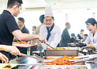 이재준 수원특례시장 "제 원픽은 삼계탕"…조리모 쓰고 직원들에 여름 한 그릇