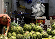 폭염·폭우에 가공식품 줄인상까지⋯장바구니 물가 '비상' [물가돋보기]