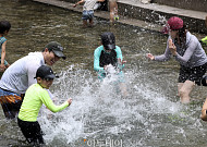 '첨벙첨벙, 청계천으로 피서 오세요' [포토]