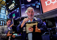 뉴욕증시, 연준 금리인상 기대감 꺾이자 상승...S&P500 사상 최고치 [종합]