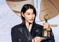 ‘배구 여제’ 김연경, AVC 공로상 수상⋯“후배 위해 최선 다할 것”
