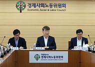 김지형 경사노위 위원장 "N% 성과급 논쟁, 사회적 대화로 논의해야"