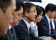 與 “野, 주택공급 법안 처리 미뤄…국민 주거안정 협력하라”