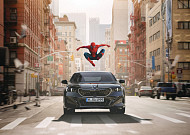 스파이더맨 올라타자 BMW 530i 포효…’노이어 클라쎄‘ 시대 연 iX3도 등장 [ET의 모빌리티]