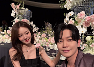 '10월 결혼' 강균성, 14세 연하 유하진과 다정한 투샷