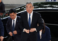 중국 왕이 “북미회담, 당사자가 결정…美 대북 적대정책 바꿔야”