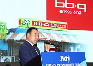 윤홍근 BBQ 회장 “위기마다 새로운 길 선택”⋯31년 성장역사 비결