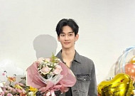 김수현, 공식 SNS에 새 근황 공개⋯향후 행보는?