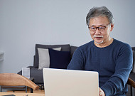 日 시니어 47% “AI 활용”… 92% “업무 IT화 문제없어”