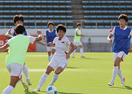 北 여자축구 감독 “한국은 강호”…남북대결 앞두고 지소연 경계
