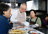 류진 한경협 회장, 추석 맞이 무료급식소서 배식 봉사 진행