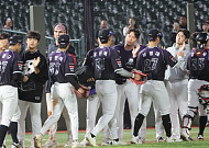 7연승 멈춘 KT, LG 상대로 선두 굳히기⋯삼성은 한화전서 추격