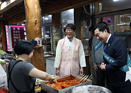 강원랜드, 추석 앞두고 전통시장 찾아 지역 상권 활성화 동참