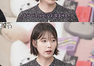 아이유, 팬들 지갑 걱정에 굿즈 줄이기⋯팬들 "그건 우리가 결정해!"