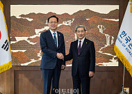 한국은행 찾은 이형일 부총리, 신현송 총재와 면담 [포토]