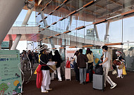 관광공사, 인천항 카페리 中 관광객에 공연 선보이고 기념품 증정
