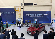 벤츠코리아, 전기차 ‘플러그 앤 차지’ 시연…2027년 국내 도입