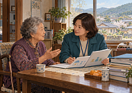 통합돌봄, 필요한 어르신 찾아 연결하려면…인력 확충 과제