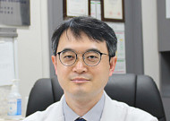 [기고]걷다가 자꾸 쉬는 부모님…다리 저림에 숨은 척추관협착증