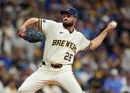밀워키, 다저스 7-4 제압⋯NLCS 2연승·야마모토 조기 강판