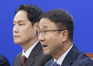 與 "오세훈, 남 탓 말고 공급 대안 내야"…용산 부지 주택 공급 제안[국감]