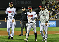 LG 신민재, 햄스트링 이상에 준PO 출전 불투명⋯내야진 구성 변수