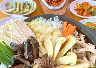 '2TV 생생정보' 오늘방송맛집- 자연산 송이버섯 전골 vs 제철 나물 맛집 승자는?