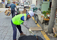 축제 하루 앞 '깨진 보행로' 잡았다…홍은철 수원시의원, 요청 하루만에 보수