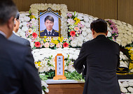 李대통령, 순직 소방관 빈소 조문⋯7살 딸 이야기에 '긴 침묵'