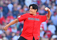 추신수, 14년 만에 클리블랜드 유니폼⋯ALCS 시구에 팬들 환호