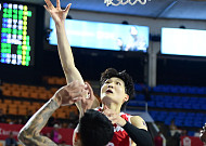 ‘안영준 21점’ SK, 정관장 5연승 저지⋯시즌 첫 승 신고