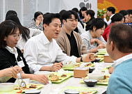 오세훈, 시청 구내식당서 ‘서울 달빛야장’ 특별 메뉴 배식⋯국감 대응 직원 격려