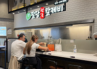 “한식 때문에 또 와요”…명동서 만난 외국인의 ‘K푸드 한 끼’ [한끼도 수출이다]