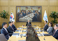 멈춰선 기준금리⋯'성장·물가과열'에 추가 인상 불씨 여전 [10월 금통위]
