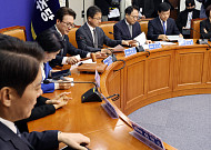 與, '신천지 조사 결과' 놓고 지도부 충돌…"공개하라" vs "발표하겠다"