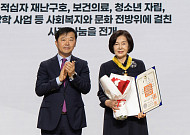 40년 나눔 이어온 홍라희 리움미술관 명예관장…국민훈장 동백장 수훈