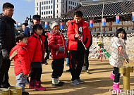 [포토]새해 첫 날 남산<b>한옥</b>마을 찾은 시민들