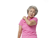 [100세까지 건강하게] 중장년층 여성, 여름밤 응급실행 부르는 어깨 통증 ‘화학종기’