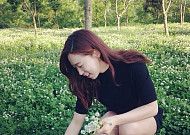 아빠는 딸 이미도, 들꽃같은 미모자랑…꽃밭 인증샷