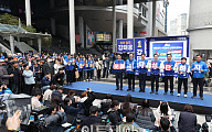 [포토] 민주당, 용산역서 선대위 출정식