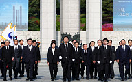 尹, 4·19민주묘지 참배…총선 이후 첫 공식 일정 [종합]