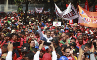 베네수엘라 마두로, 선거 앞두고 최저임금 월 130달러로 인상