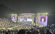 성시경 폭우 콘서트 현장 모습…우비 입고 좌석 채운 팬들
